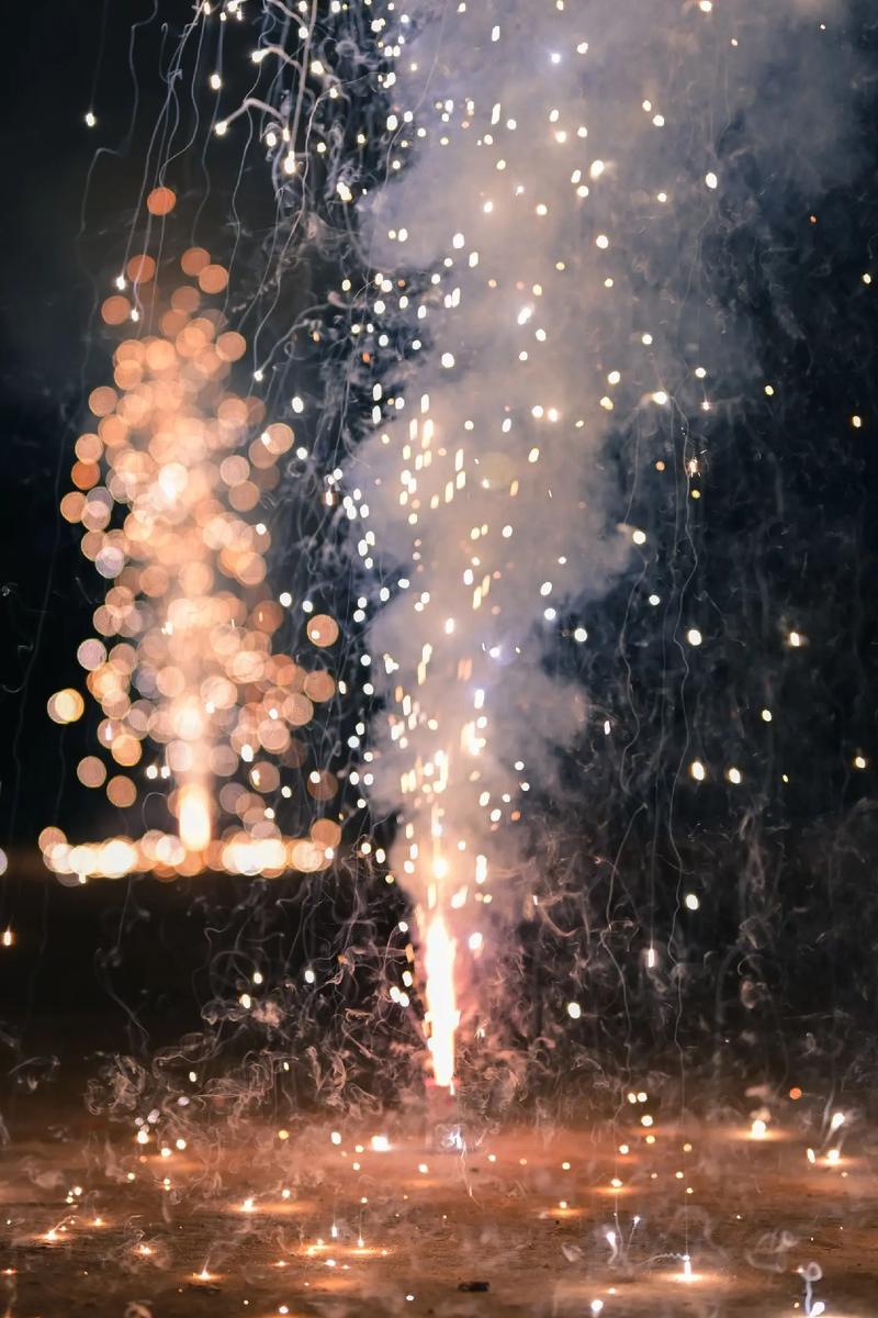 室外烟花新年照片拍摄，可以遵循以下步骤和技巧，以捕捉到精彩瞬间